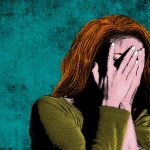 Chica-adolescente-cubriendose-la-cara-con-las-manos