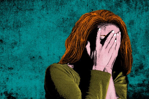 Chica-adolescente-cubriendose-la-cara-con-las-manos